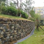 Muros de sustentação de terras em blocos pré-fabricados de betão